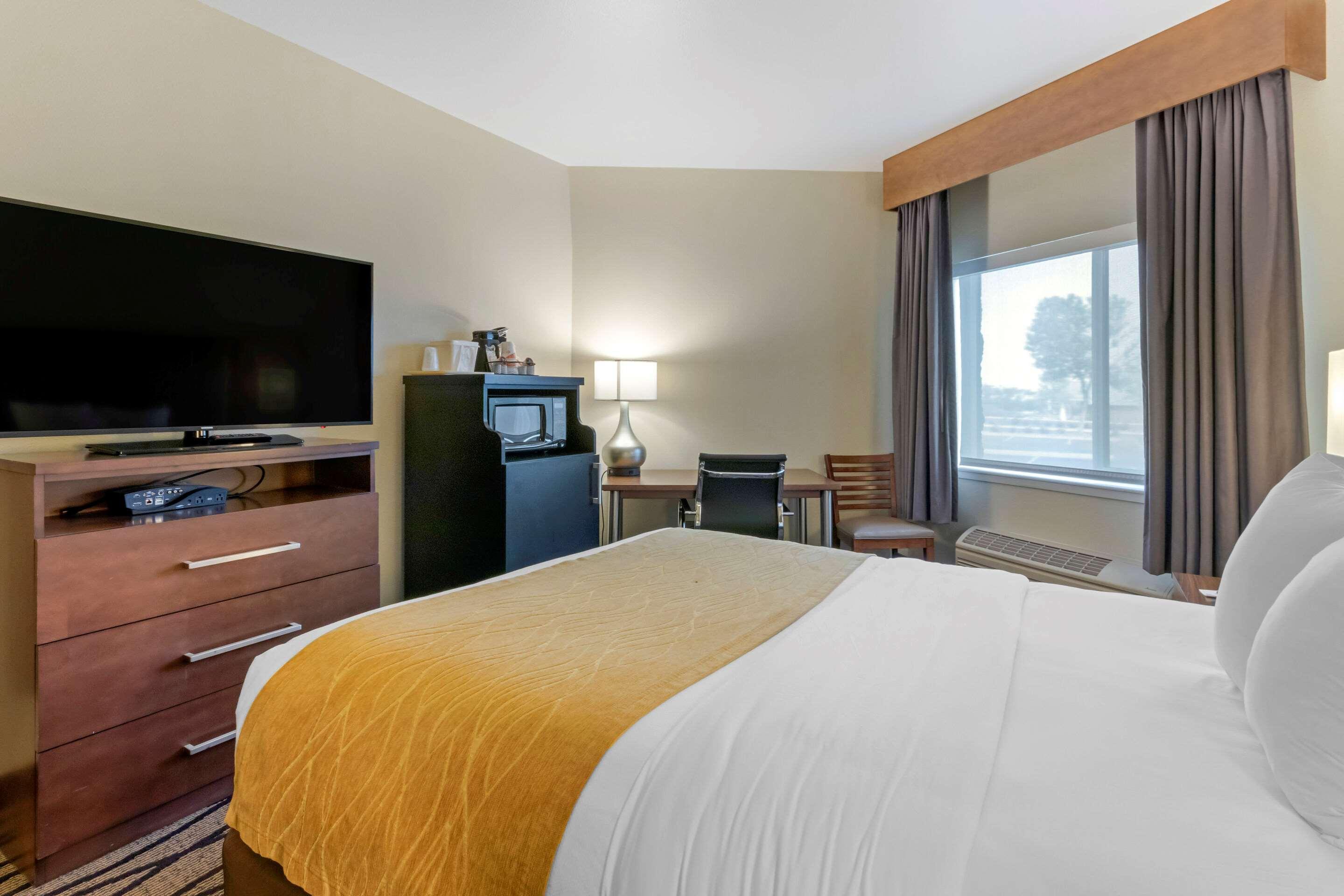 Comfort Inn & Suites Market - Airport Great Falls Exterior photo
